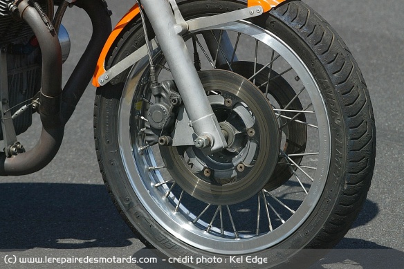 Les freins avant manquent un peu de mordant comparé à une Ducati 750SS dotée des mêmes étriers