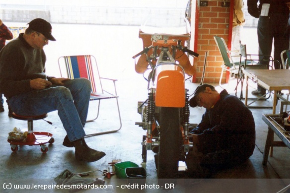 hris Cutler et Peter Campbell réglant la Laverda à Oran Park