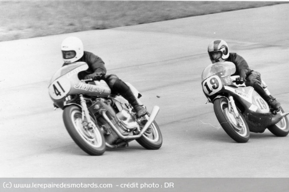Vic Vassella face à Dave Burgress sur Suzuki TR500 à Amaroo Park