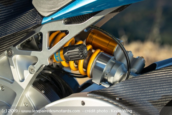 L'ensemble Öhlins TTX a été parfaitement réglé pour une conduite de tous les jours