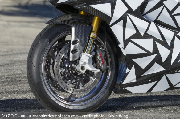 Fourche inversée du prototype Lightning Strike