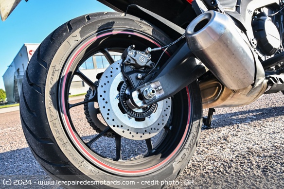 Les jantes de 17 pouces sont chaussées de pneus Pirelli Angel GT