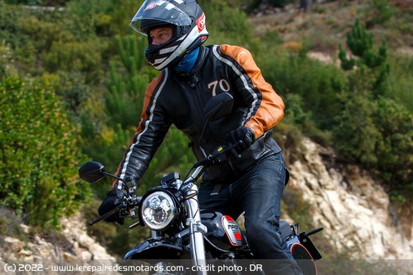 un guidon typé trial/enduro écartant les bras comme un trail ancien