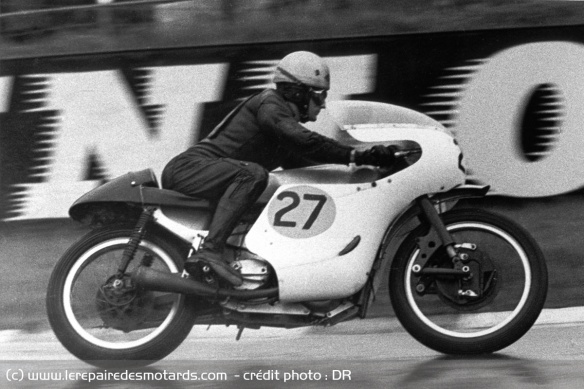 Bill Ivy sur la Monard 500 à Brands Hatch en 1964