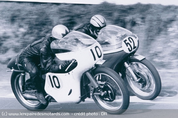 Bill Ivy sur la Monard 650 face à Ray Pickrell sur la Dunstall Norton