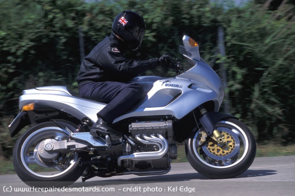 La position de conduite est très proche de celle des tourers BMW