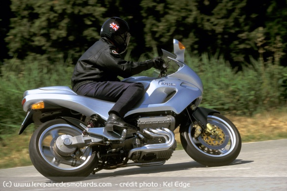 Point noir de la moto, l'amortisseur arrière est beaucoup trop dur