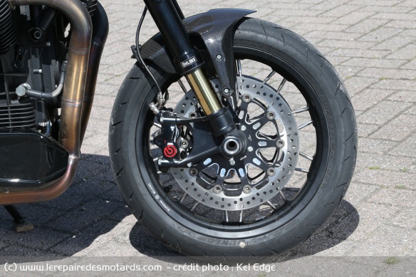 A l'avant, la fourche Öhlins est entièrement réglable