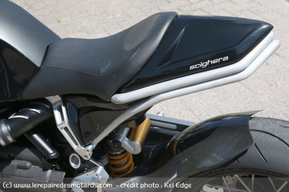 La selle est haute, mais étroite et permet de mettre facilement les pieds au sol