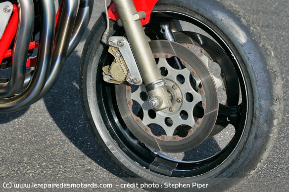 Le frein avant est composé de deux disques Honda et d'étriers Brembo Serie Oro