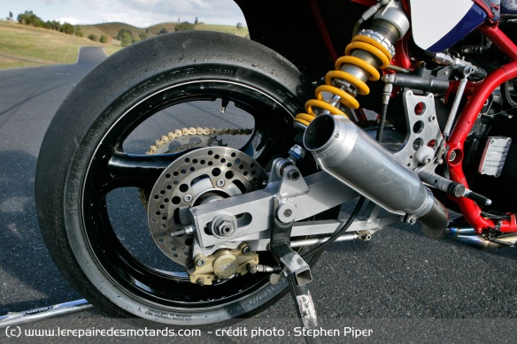 La moto reçoit une ligne d'échappement Moriwaki Monster 4-1