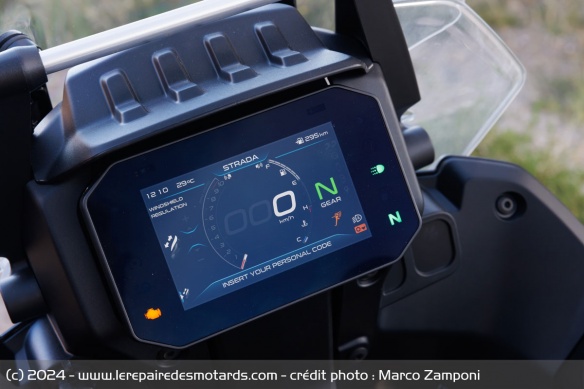 Le compteur TFT de la Moto Guzzi Stelvio