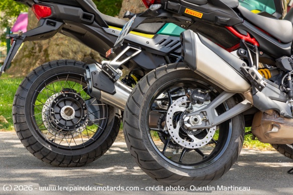 Les freins arri&egrave;re des Moto Guzzi Stelvio vs Ducati Multistrada V2