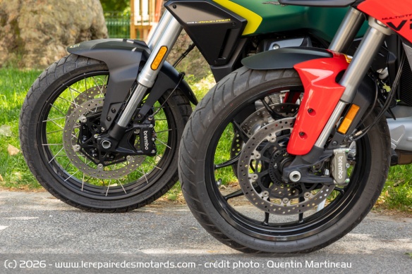 Les freins avant des Moto Guzzi Stelvio vs Ducati Multistrada V2