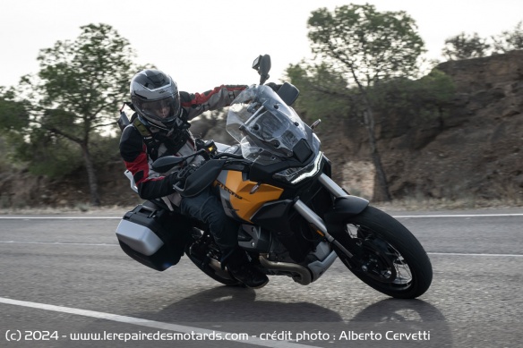 Essai de la Moto Guzzi Stelvio sur voie rapide