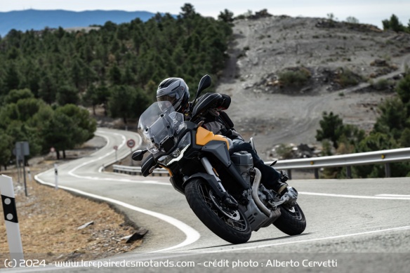 Enchainement de courbes avec la Moto Guzzi Stelvio