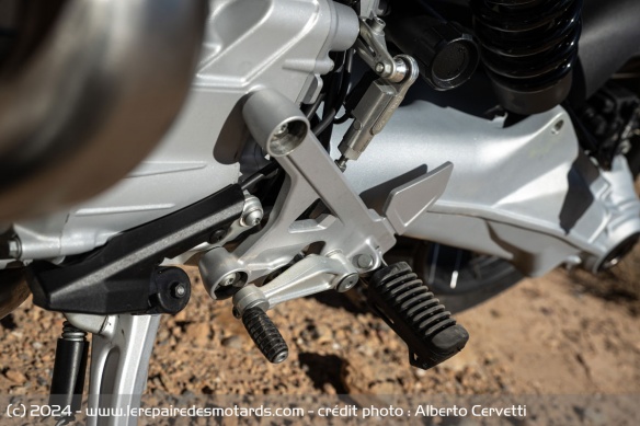 Les repose-pieds de la Moto Guzzi Stelvio