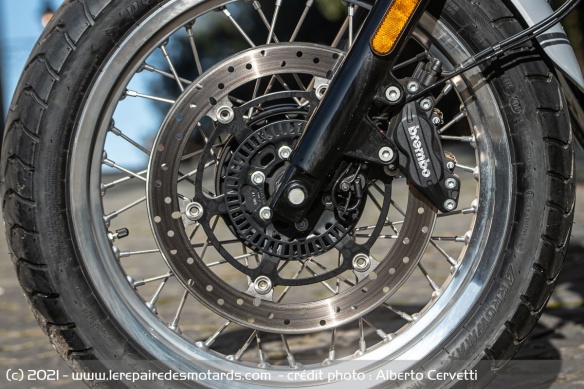 Simple disque flottant en acier inox de 320 mm, étriers Brembo, mais un peu juste