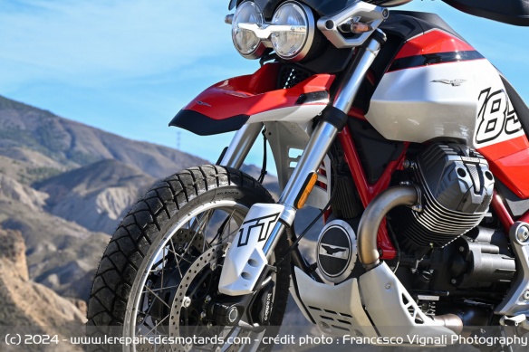 La fourche inversée de la V85 TT est d'excellente qualité