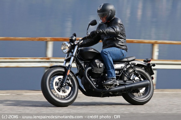 Moto Guzzi V9 sur autoroute