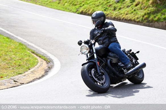 Moto Guzzi V9 sur départementale