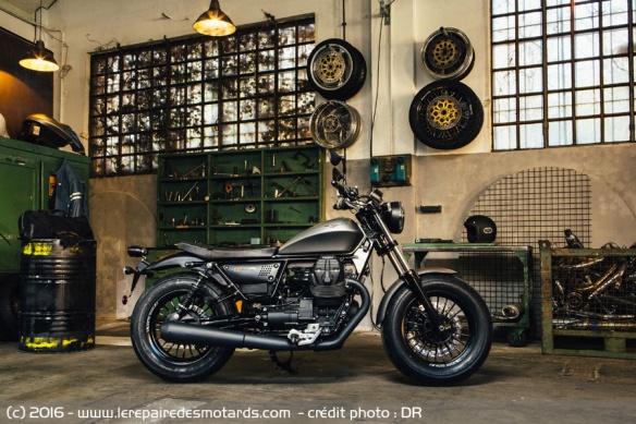Moto Guzzi V9 dans le garage