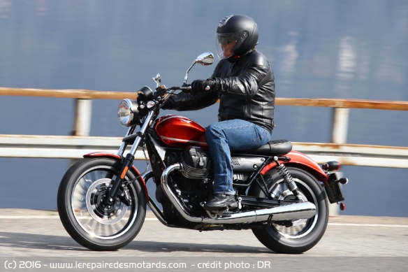 Moto Guzzi V9 sur nationale