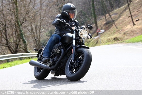 Moto Guzzi V9 noire