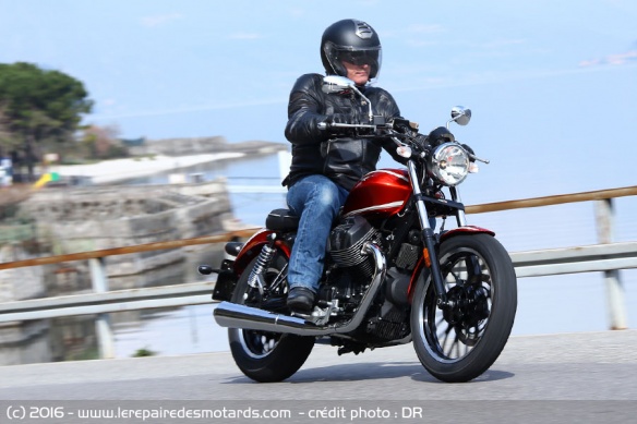 Moto Guzzi V9 sur route