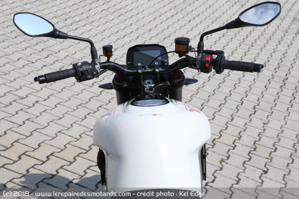 Ergonomie de la Moto Morini Corsaro 1200 ZT