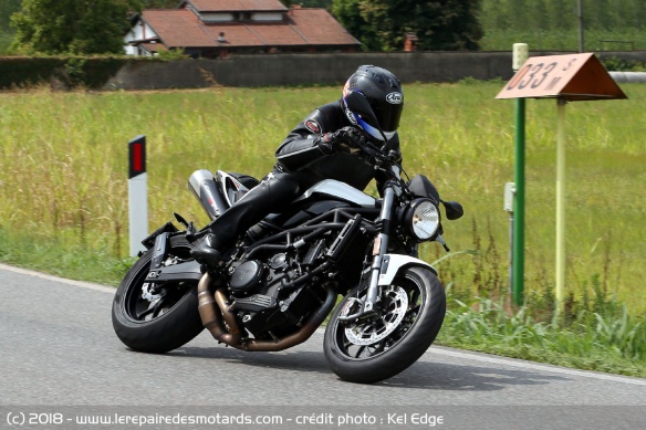 La Moto Morini Corsaro 1200 ZT en courbe