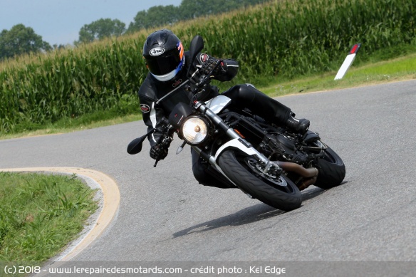 La Moto Morini Corsaro 1200 ZT en virage