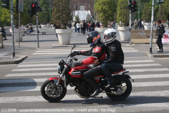 La moto se prète plutôt bien à l'exercice du duo