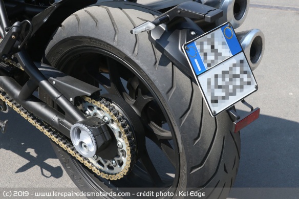 Les jantes sont chaussées en Pirelli Angel GT