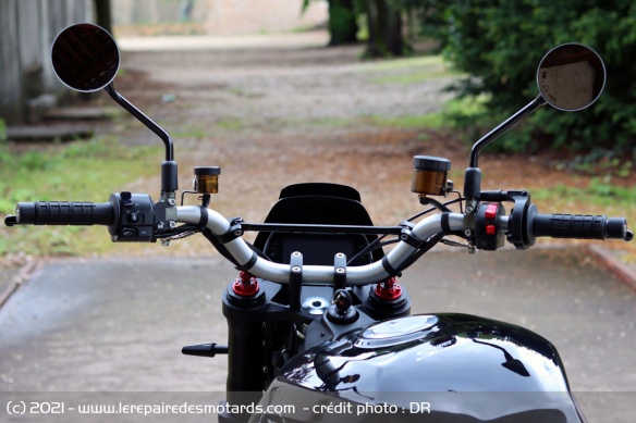 Poste de conduite de la Moto Morini Super Scrambler
