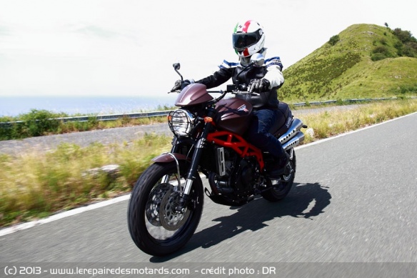 Moto Morini Scrambler 1200 sur route
