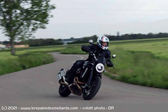 La Super Scrambler est à son aise sur les petites routes sinueuses