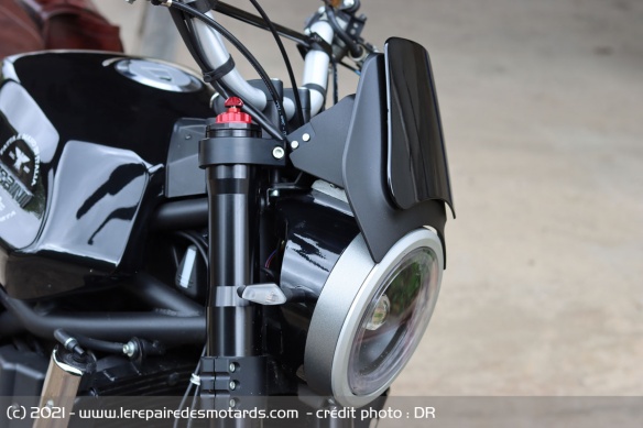 Le phare à LED de la Moto Morini Super Scrambler