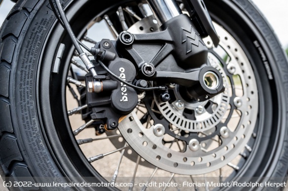 Le freinage est assuré à l'avant par deux étriers Brembo