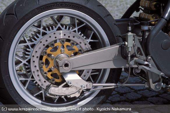 Les jantes forgées de 17 pouces sont également réalisées spécifiquement pour cette moto