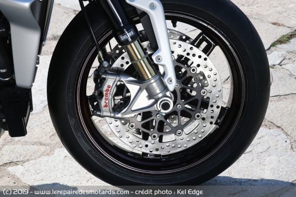Les freins avant font appel à des étriers Brembo Stylema