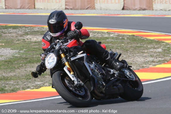 La MV Agusta Brutale 1000 Serie Oro en courbe
