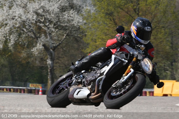 Prise d'angle avec la MV Agusta Brutale 1000 Serie Oro