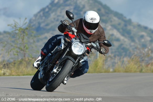 Plus stable à haute vitesse, la Brutale n'a rien perdu de son agilité, grâce à une selle 20 mm plus haute, qui favorise les transferts de charge au freinage et donc les variations d'assiette de la moto.
