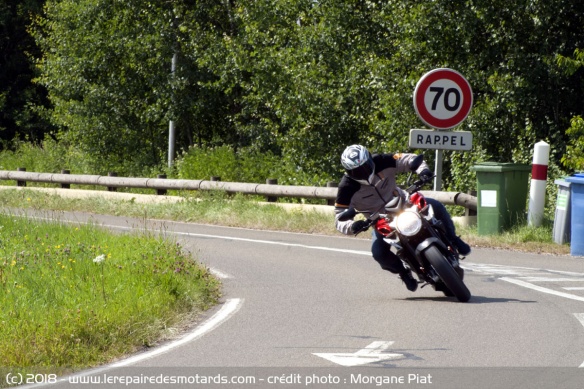 La MV Agusta Brutale 800 RR en entrée de virage