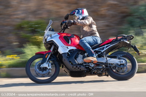 L'Enduro Veloce parvient à masquer sa jante de 21 pouces 