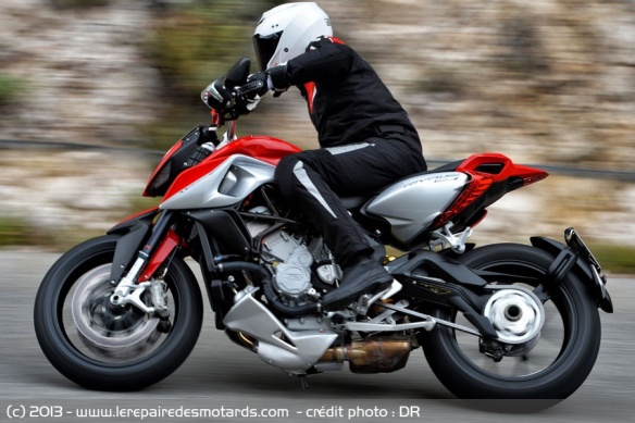 MV Agusta Rivale 800 sur autoroute