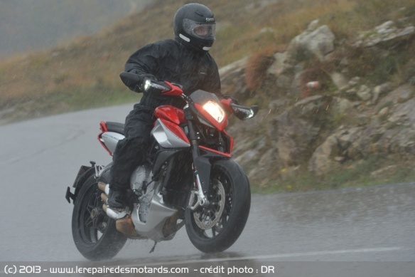 MV Agusta Rivale 800 sous la pluie