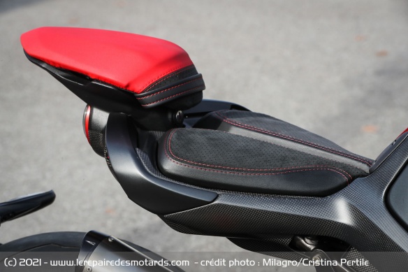 La selle en Alcantara haute de 845 mm est assez large