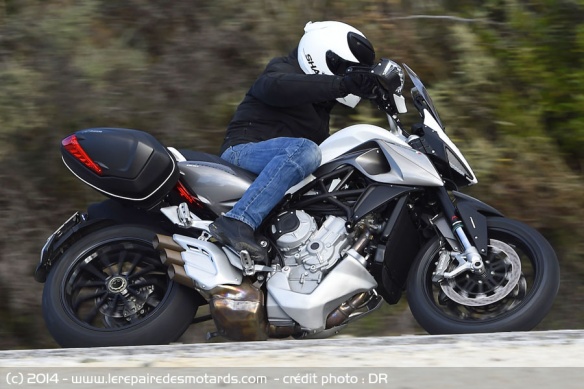 MV Agusta Stradale 800 sur autoroute